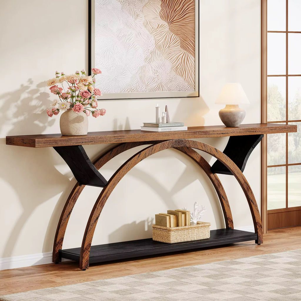 Table console, derrière le canapé avec 2 niveaux d’étagères de rangement pour le salon