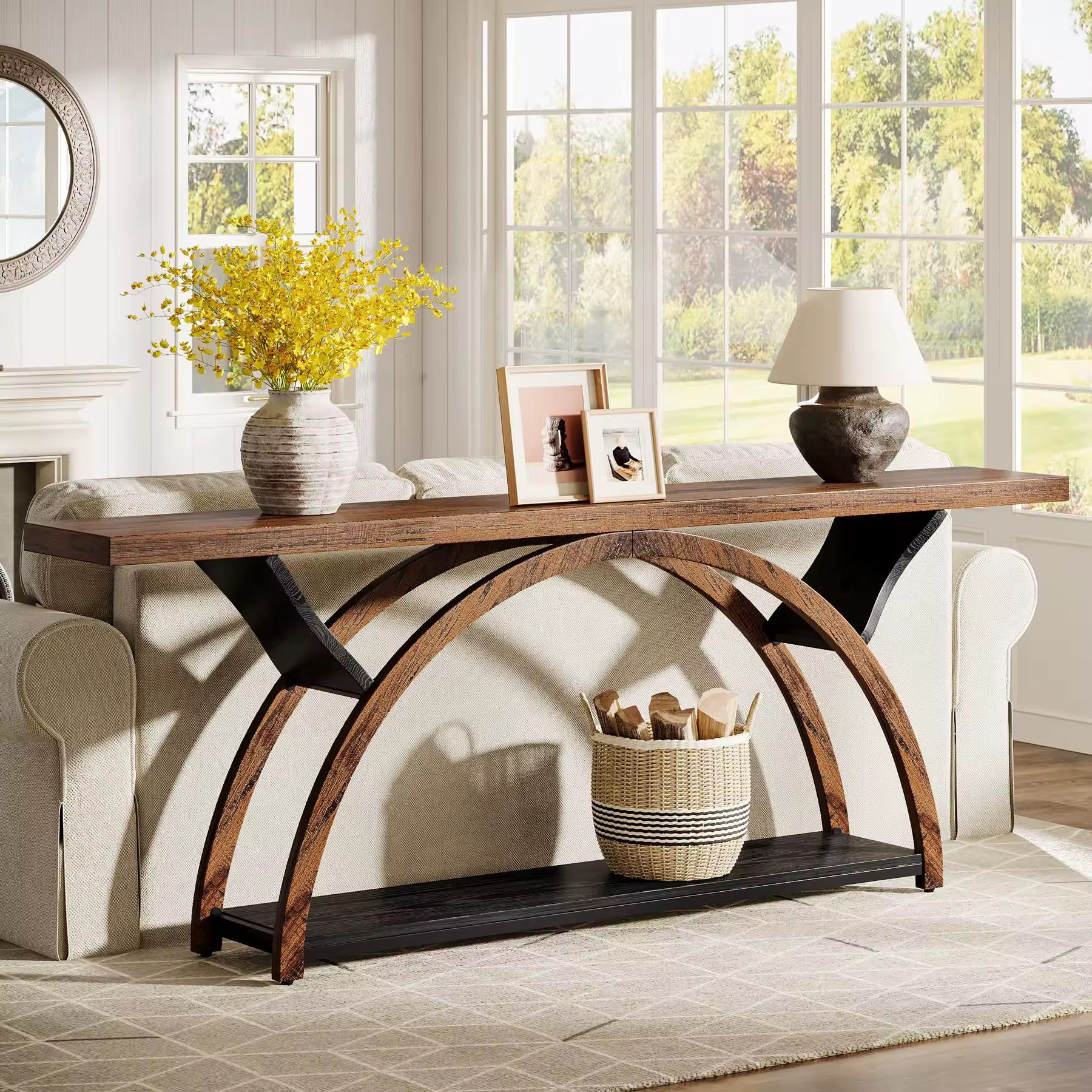 Table console, derrière le canapé avec 2 niveaux d’étagères de rangement pour le salon