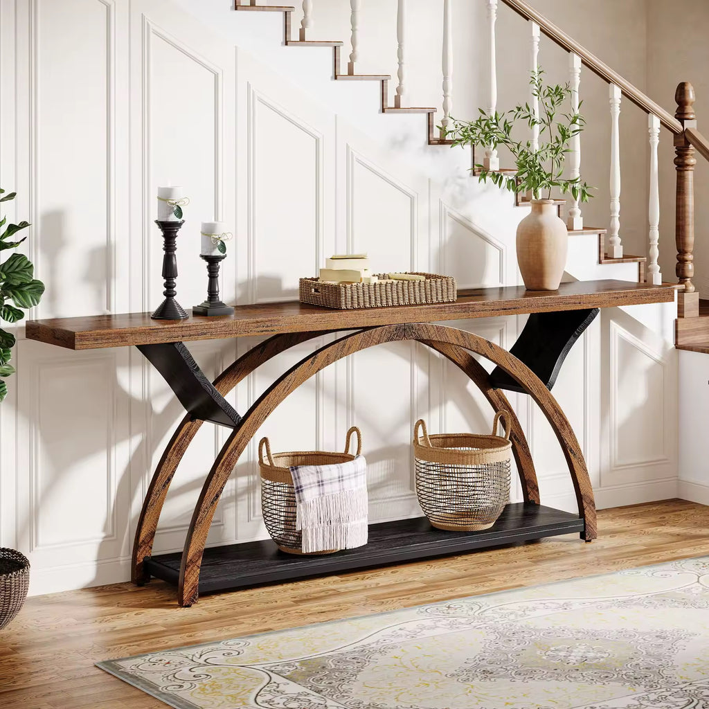 Table console, derrière le canapé avec 2 niveaux d’étagères de rangement pour le salon